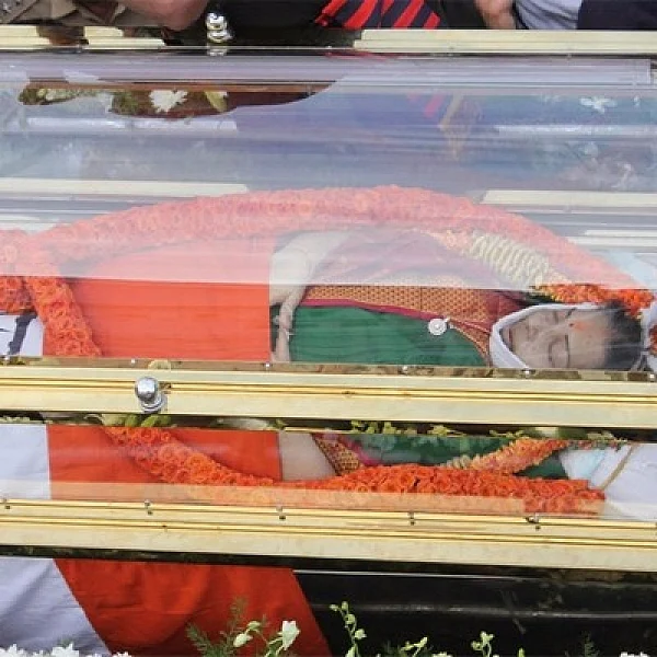 'சாக்கடையில் கலந்த ஜெயலலிதா ரத்தம்!' -எம்பால்மிங் சீக்ரெட்டை உடைக்கும் மருத்துவர்கள் #VikatanExclusive