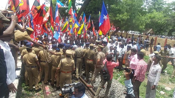 என்எல்சி தொழிலாளர்களுக்கு ஆதரவாக அனைத்து கட்சியினர் ரயில் மறியல்!