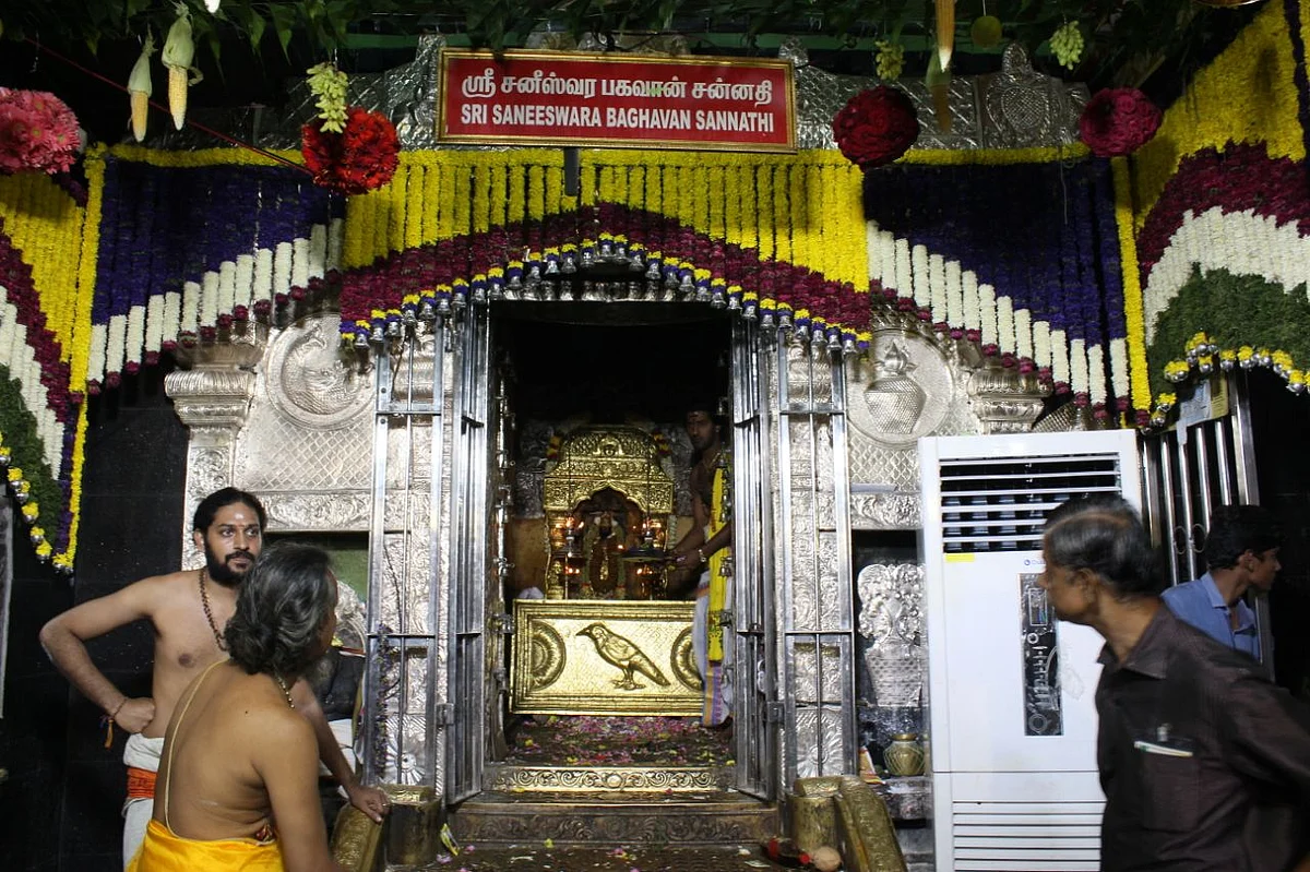 இடம்பெயர்ந்தார் சனிபகவான்! - இனி இரண்டரை ஆண்டுகள் தனுசில் சஞ்சரிப்பார்
