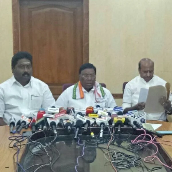 'அரசுக்கு தொடர்ந்து நெருக்கடிகொடுக்கிறார்!'- கிரண்பேடியை நேரடியாக எச்சரிக்கும் முதல்வர் நாராயணசாமி!