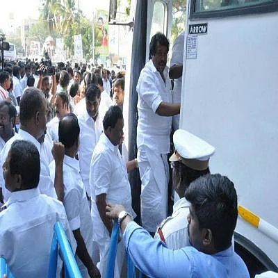 இனி எத்தனை நாட்கள் ரிசார்ட்டில் தங்குவோமோ? - எம்.எல்.ஏ.க்கள் புலம்பல்!