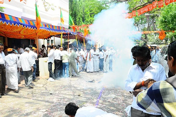 தமிழக பா.ஜ.க அலுவலகத்தில் கொண்டாட்டம்! (படங்கள்)