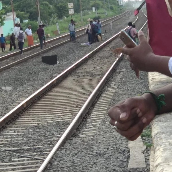வேப்பம்பட்டு தண்டவாளத்தில் ஒரு மணி நேரம் உயிருக்குப் போராடிய வாலிபர்! - ஆர்பிஎஃப் போலீஸின் அலட்சியம்