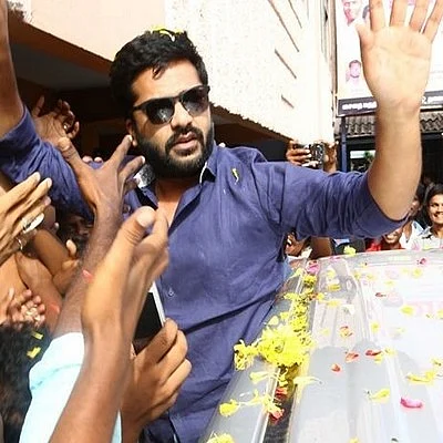 காசி தியேட்டரில் சிம்பு... வாலு திரைப்படம் வெளியானது!