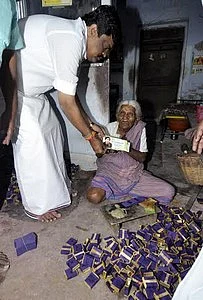 அம்மாவின் ஆணைப்படி 92 வயது எம்.ஜி.ஆர். ரசிகைக்கு உதவித்தொகை!