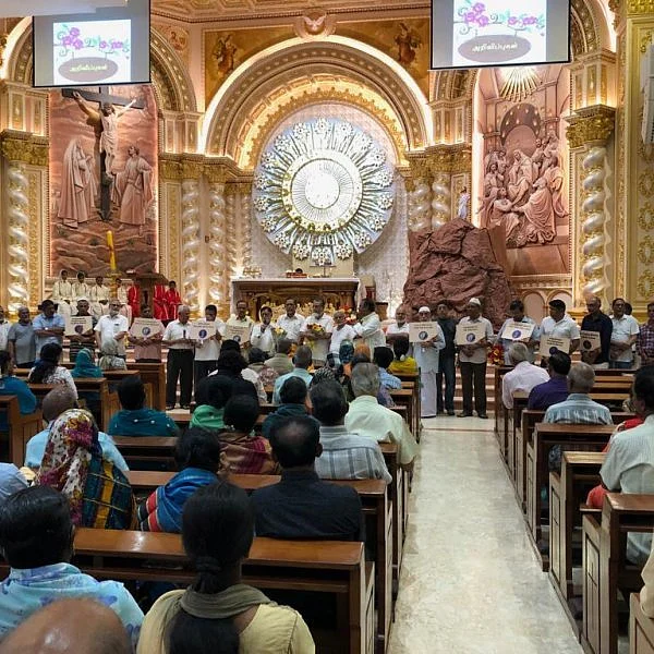 `நம்மை எந்த சக்தியாலும் பிரிக்க முடியாது!'– தேவாலயத்துக்குள் நெகிழ்ந்த இஸ்லாமியர்கள்