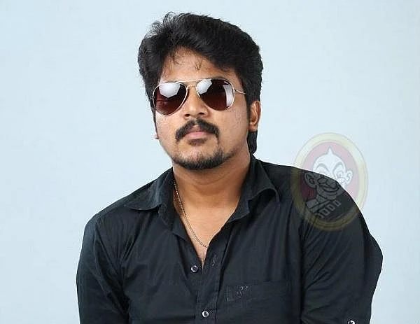 ``ஸாரி... டைட்டில் ஏன் அப்படி வைச்சோம்னா..?!"- `பொண்ணு வேணும்' அசார்