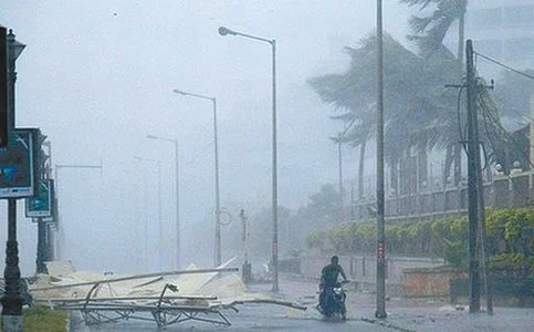 ஹூட் ஹூட் புயலுக்கு ஆந்திரா, ஒடிசாவில் 6 பேர் பலி!