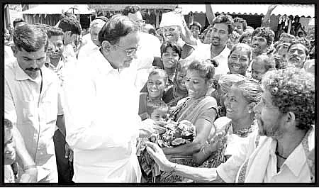 நம் நாட்டில்தான் குடுகுடு கிழவர்கள் ஆட்சி நடக்கிறது!