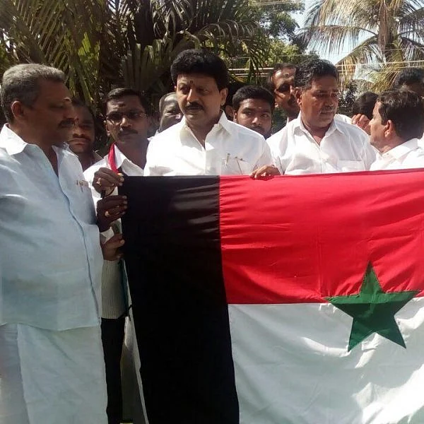 தினகரனைக் குறிவைக்கும் திவாகரன் - ஆர்.கே.நகரில் களம்காணும் மன்னார்குடி
