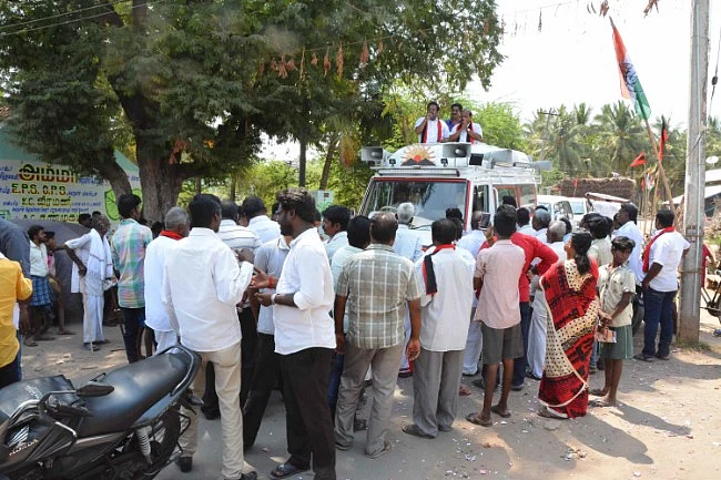 துரைமுருகனைச் சுற்றியிருக்கும் ‘பிளாக் ஷீப்’கள்...! வேலூரில் என்ன நடக்கிறது?
