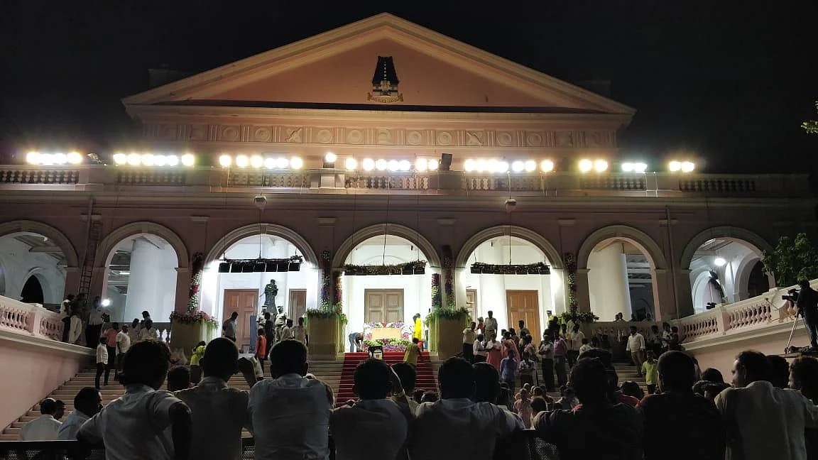 Live update: மெரினாவில் விதைக்கப்பட்டார் கலைஞர்! #Karunanidhi
