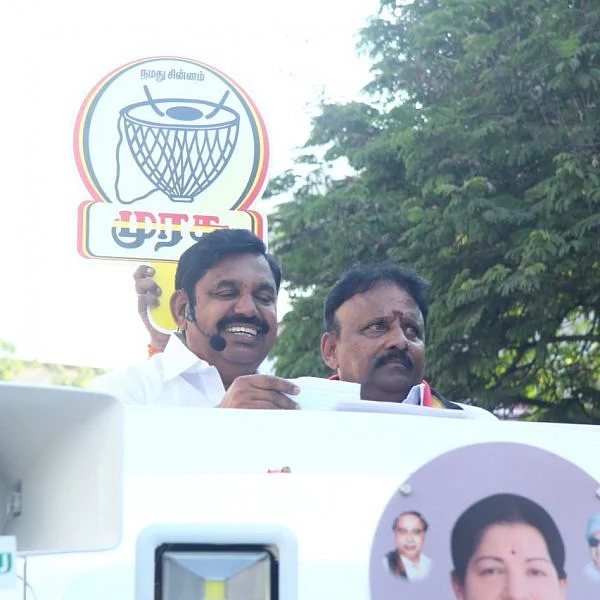 கார்டுலெஸ் மைக்-குக்கு மாறிய எடப்பாடி பழனிசாமி! - சென்னையில் கூட்டணிக் கட்சி வேட்பாளருக்கு வாக்கு சேகரிப்பு