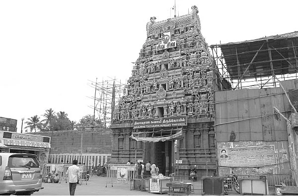 விளக்கேற்றும் பாட்டி!