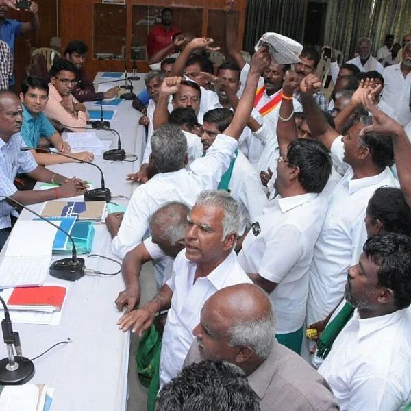 தூத்துக்குடி ஆட்சியரை முற்றுகையிட்டு போராடிய விவசாயிகள்!