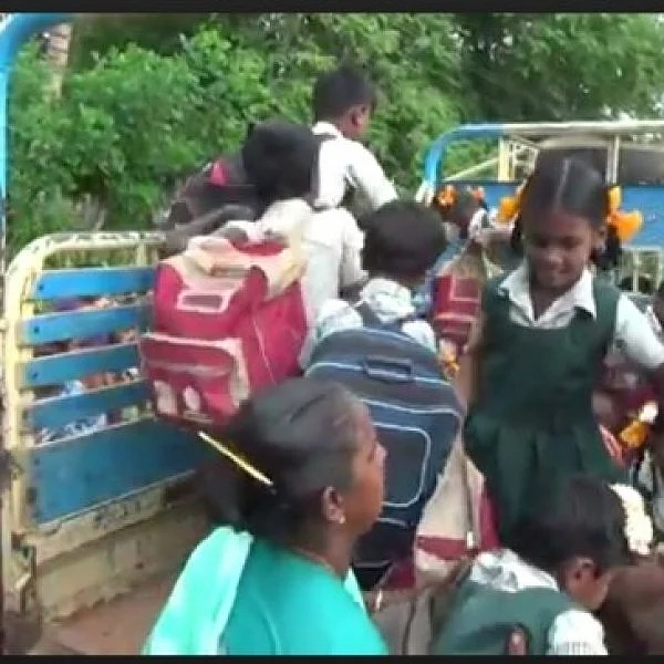 பத்து ஆண்டுகளாக பள்ளிக்கூடம் கேட்கும் கிராம மக்கள்!