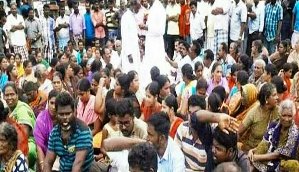 போராடிய மீனவர்களின் வாக்குகள் நீக்கம்? - தேர்தல் அதிகாரிகளை முற்றுகையிட்ட கடற்கரை மக்கள்!