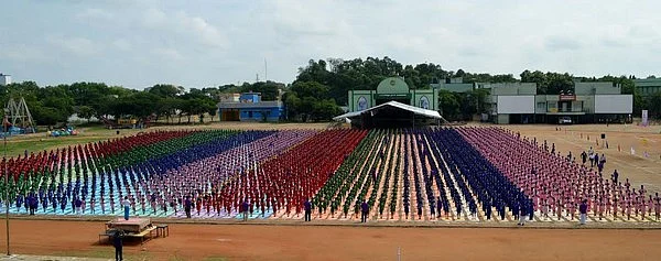 கின்னஸ் சாதனைக்காக 4,000 மாணவர்கள் பங்கேற்ற பிரம்மாண்ட யோகா நிகழ்ச்சி! (படங்கள்)