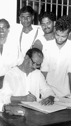 முறுக்கும் குளத்து நீரும்தான் உணவு!