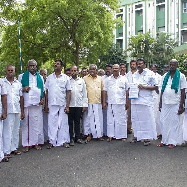 'கடைமடைப் பகுதிக்கு தண்ணீர் திறந்துவிடுங்க' - பொதுப்பணித்துறை அதிகாரியிடம் கெஞ்சிய விவசாயிகள்.
