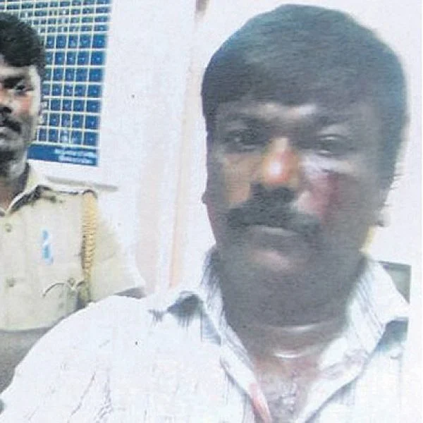 வழக்கறிஞரைத் தாக்கி தன்னுடன் செல்ஃபி எடுக்கச் சொன்ன சப்-இன்ஸ்பெக்டர்!