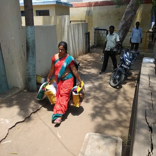 கையில் மூன்று கட்டப்பை!- 11 மாதங்களுக்குப் பிறகு சிறையிலிருந்து வெளியே வந்தார் நிர்மலாதேவி