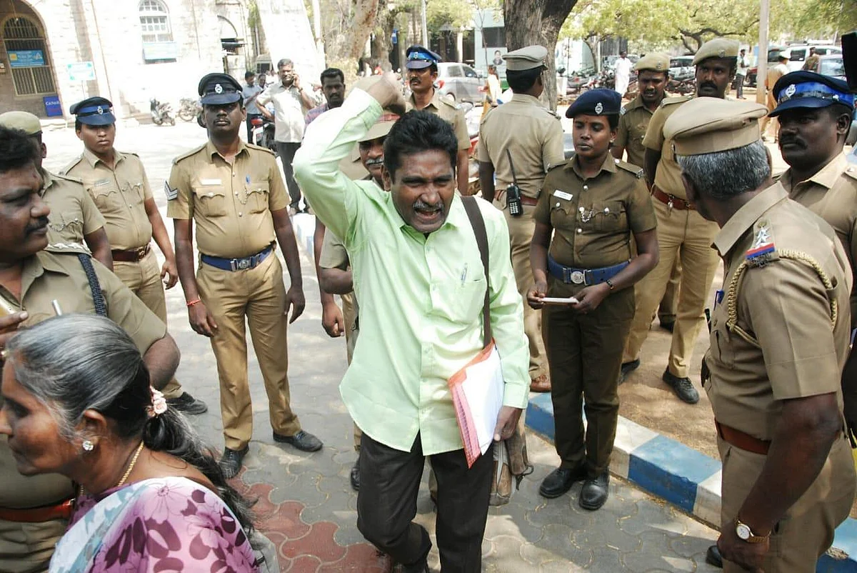 ``என் கணவர் திரும்பிவருவார்னு நானும், என் மகனும் காத்துக்கிட்டு இருக்கோம்!'' - முகிலன் மனைவி பூங்கொடி
