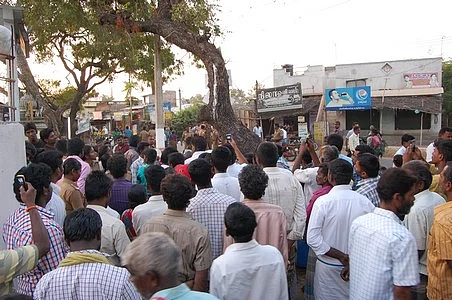 ஜல்லிக்கட்டு நடத்தாவிட்டால் சாமி குத்தமாகிடும்: சொல்கின்றனர் அலங்காநல்லூர் மக்கள்!