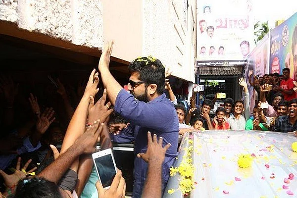 காசி தியேட்டரில் சிம்பு... வாலு திரைப்படம் வெளியானது!