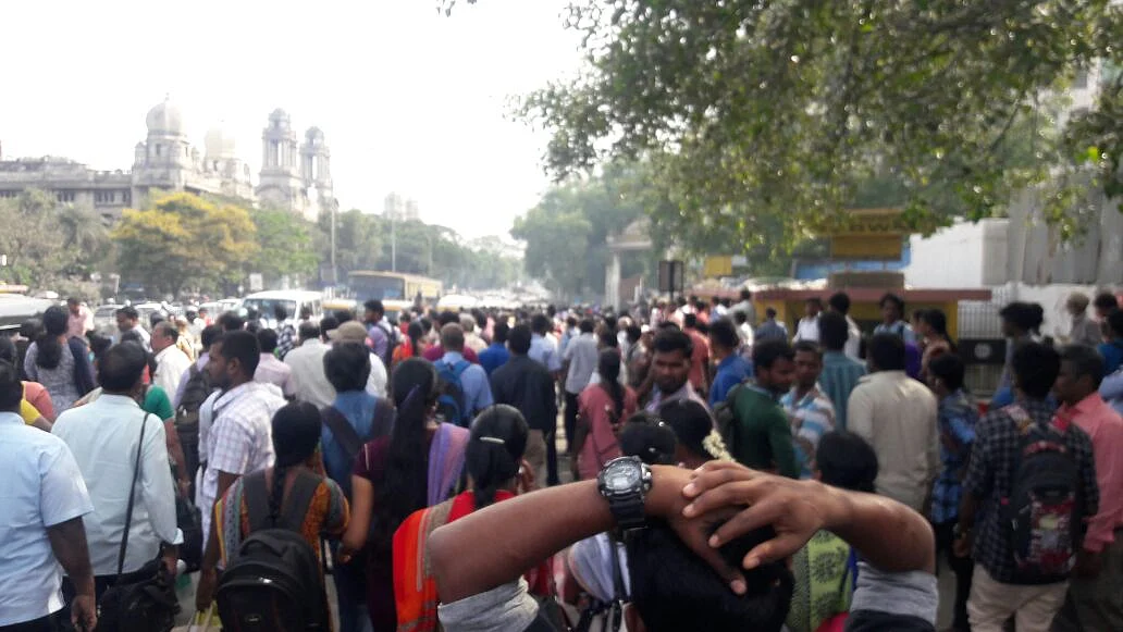 `பணமிருந்தால் ஆட்டோ, கால்டாக்ஸி... இல்லன்னா நடராஜா சர்வீஸ்' - சென்னை மக்களின் பரிதாபக் கதை #BusStrikeChaos