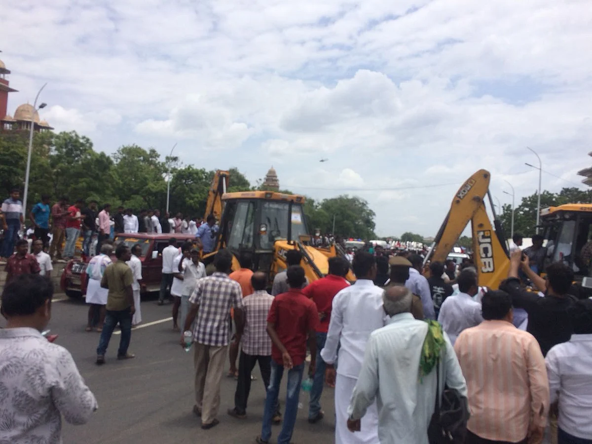 Live update: மெரினாவில் விதைக்கப்பட்டார் கலைஞர்! #Karunanidhi