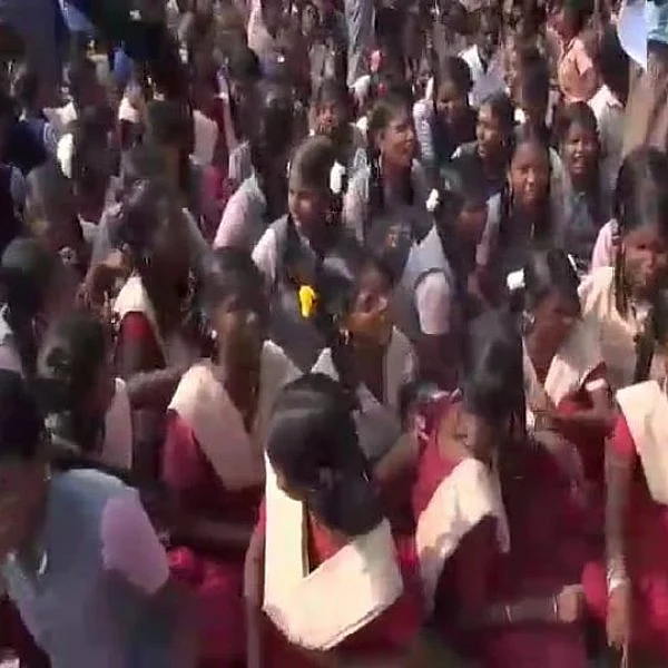 `அரசுப் பள்ளியில் நடந்த சாதிரீதியிலான தாக்குதல்’ - நடவடிக்கை எடுக்கக் கோரி உறவினர்கள் மறியல்