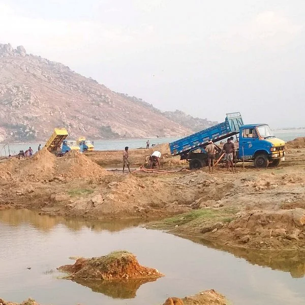 ஆட்சியாளர்கள் ஆதரவோடு அணையைச் சுரண்டி மணல் கொள்ளை - ஒரு நேரடி ரிப்போர்ட்!
