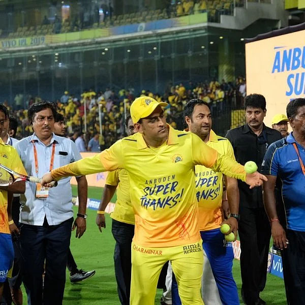 #AnbuDen சூப்பர் தேங்க்ஸ்... இதுதான் CSK தோனியிஸம் #LapOfHonour