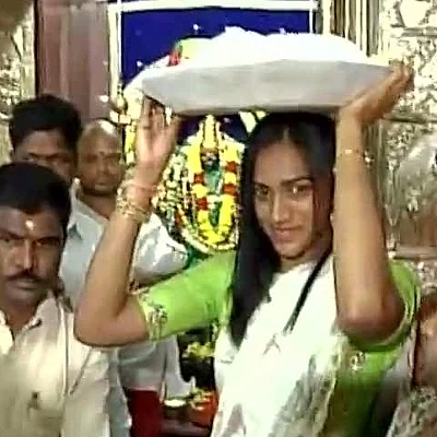 கோயிலில் நேர்த்திக் கடன் செலுத்திய பி.வி.சிந்து (வீடியோ)