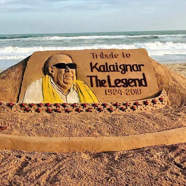 மணல் சிற்பம் மூலம் கருணாநிதிக்கு அஞ்சலி செலுத்திய சுதர்சன் பட்நாயக்!