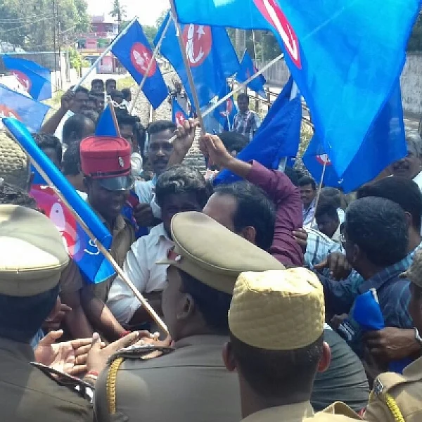 தமிழக மீனவர் சுட்டுக் கொல்லப்பட்டதைக் கண்டித்து, புதுச்சேரியில் ரயில் மறியல்!