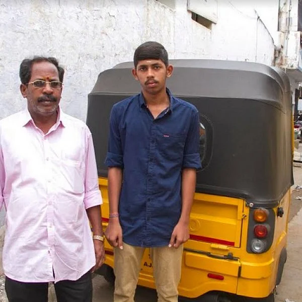 `கஷ்டத்தை புரிஞ்சி, வீட்டிலிருந்து படிச்சேன்; இப்படி பண்ணிட்டாங்க'- கேரளாவுக்கு நீட் எழுதச்செல்லும் மாணவர் குமுறல்