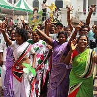 களைகட்டியது அ.தி.மு.க அலுவலகம், களையிழந்தது அறிவாலயம்! (படங்கள்)