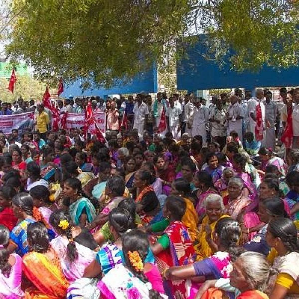 `இதை நம்பி தான் பிழைப்பு நடத்துகிறார்கள்' - திருச்சி பொதுப்பணித்துறை அலுவலகத்தில் குடிபுகுந்த தொழிலாளர்கள்!