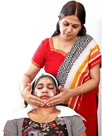 ஆள் பாதி... தோல் பாதி!