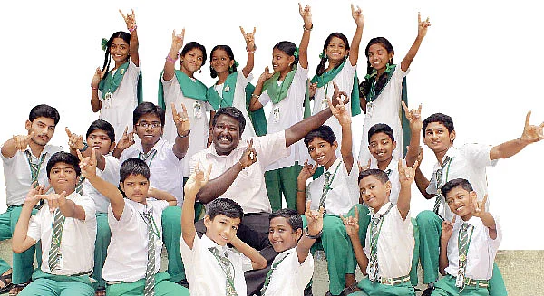 எட்டடி டீச்சர்ஸ்...16 அடி பசங்க !