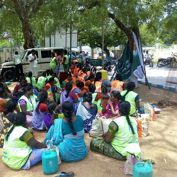 கலெக்டர் சாருக்காக மூணு மணி நேரமா காத்துக்கிடக்கிறோம்! துப்புரவுத் தொழிலாளர்கள் புலம்பல்!
