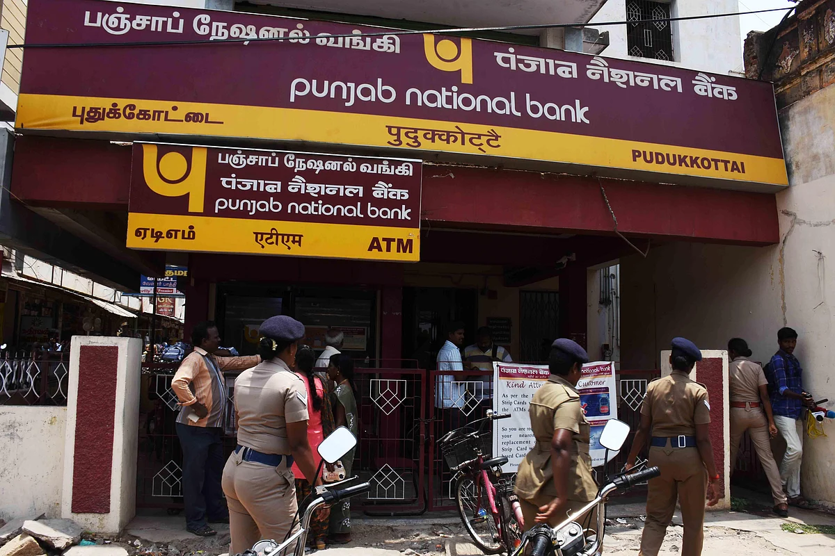 ``மாயமான வங்கி ஊழியர்” - நகைகளை காட்டச்சொல்லி பொதுமக்கள் முற்றுகையால் புதுக்கோட்டையில் பரபரப்பு