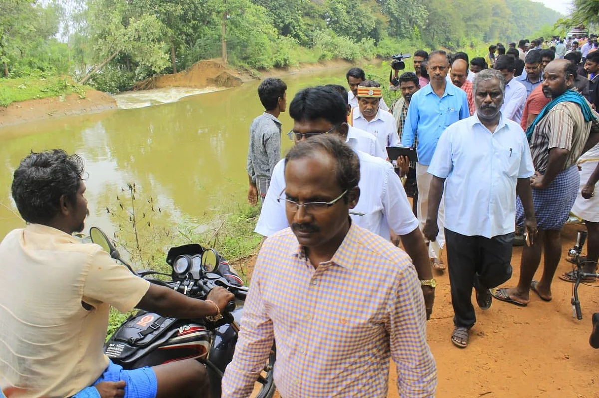 `கரையைப் பலப்படுத்தல; 200 ஏக்கர் பயிர் மூழ்கிவிட்டது!’ - அதிகாரிகளைச் சாடும் விவசாயிகள்