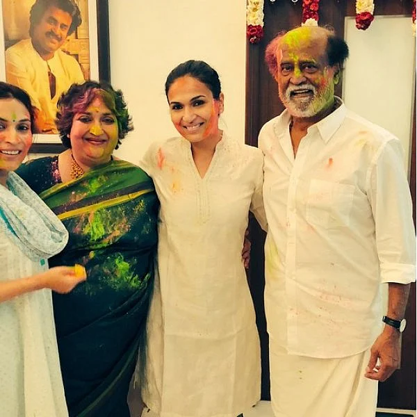 குடும்பத்துடன் ஹோலி கொண்டாடிய ரஜினிகாந்த்!