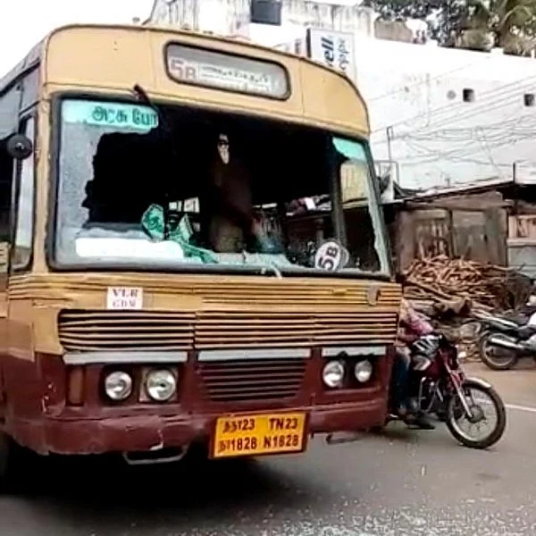 ஆம்பூர் அருகே அரசுப் பேருந்து கண்ணாடி உடைப்பு!