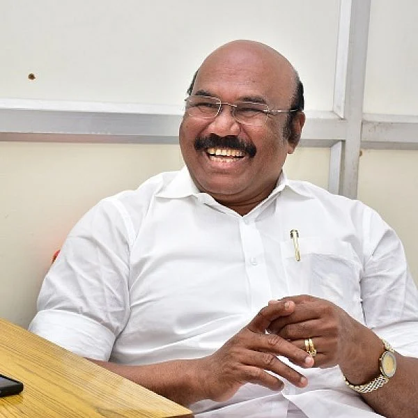 `டெல்லிக்குச் சென்ற கட்டிப்பிடி வைத்தியம்’ - கமலை கலாய்த்த அமைச்சர் ஜெயக்குமார்!