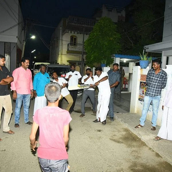 சிறுவர்களுடன் கிரிக்கெட் விளையாடி மகிழ்ந்த அமைச்சர்! - வைரலாகும் வீடியோ