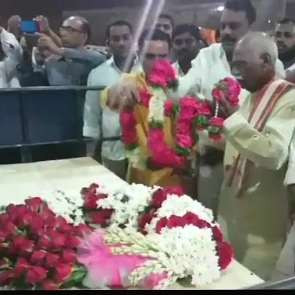 அமெரிக்காவில் சுட்டுக்கொல்லப்பட்ட இந்திய மாணவனின் உடல் ஹைதராபாத் வந்தடைந்தது!